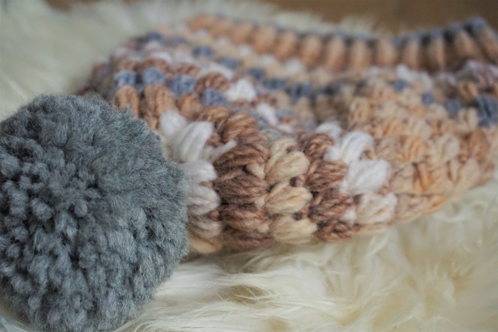 Anleitung: Bommelmütze mit&nbsp;Büschelmaschen