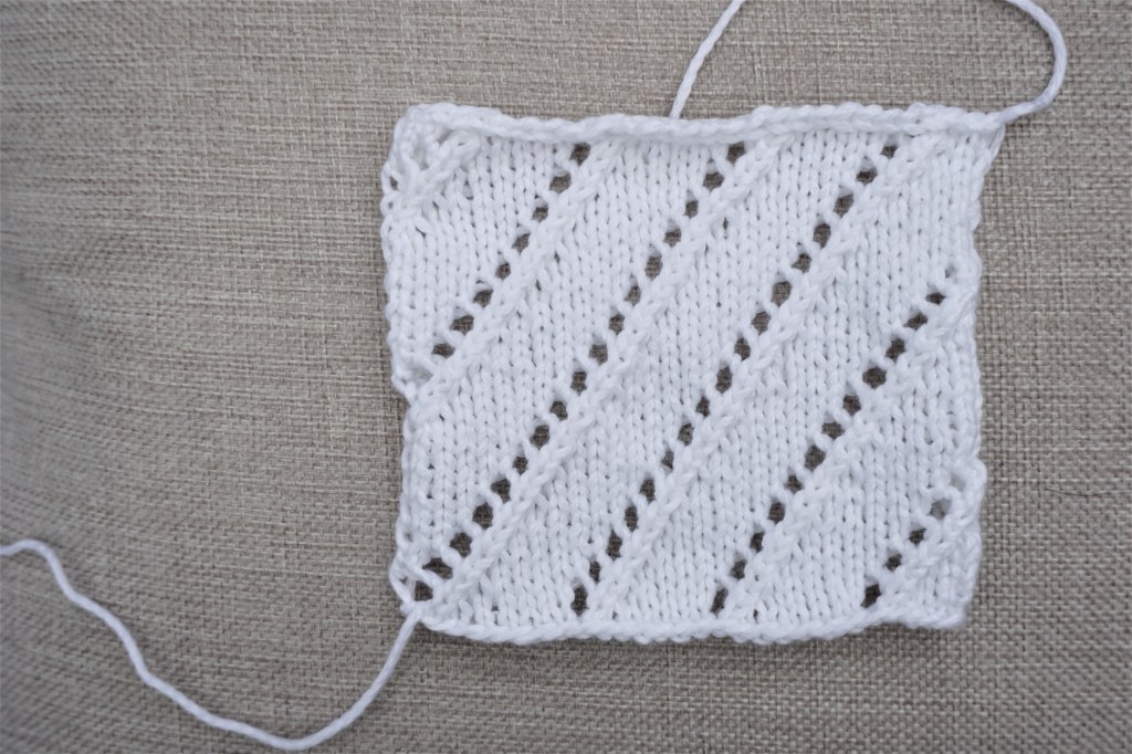 Sonntagsmuster No. 8: schräges Lochmuster #gummytoprevival2017