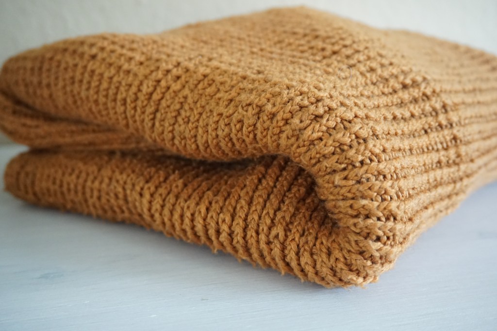 Seitlich gestrickter Pullover mit verschränkten&nbsp;Maschen