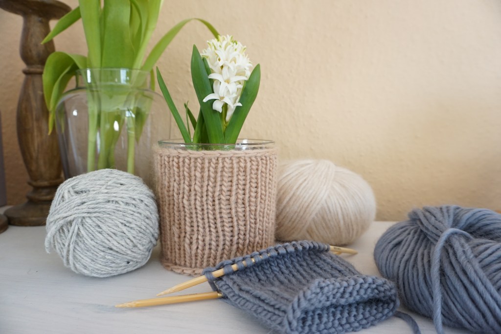 Osterdeko stricken – Strickmanschetten für Blumentöpfe und&nbsp;Vasen